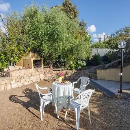 בית נופש Relaxing Holiday Home In Isola Rossa *